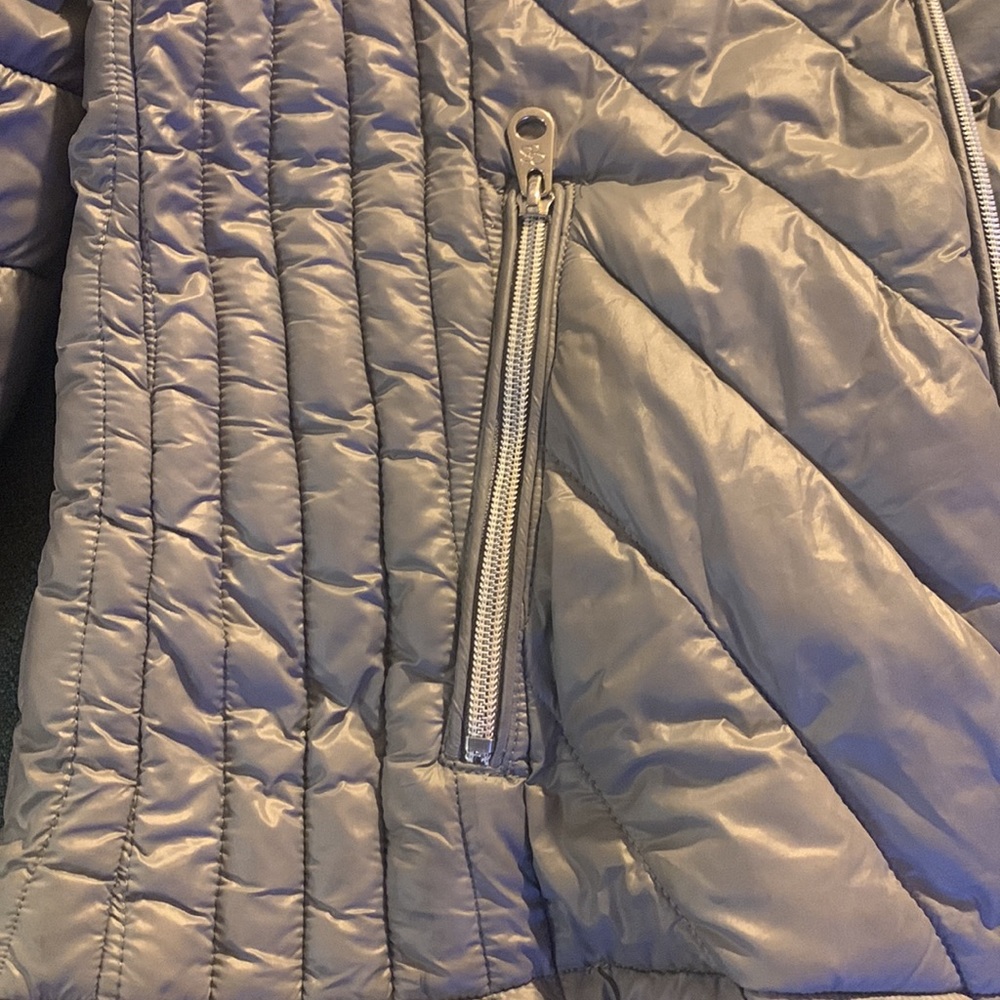 Jessica Simpson jacket. Nylons/polyester - Picture 2 of 9